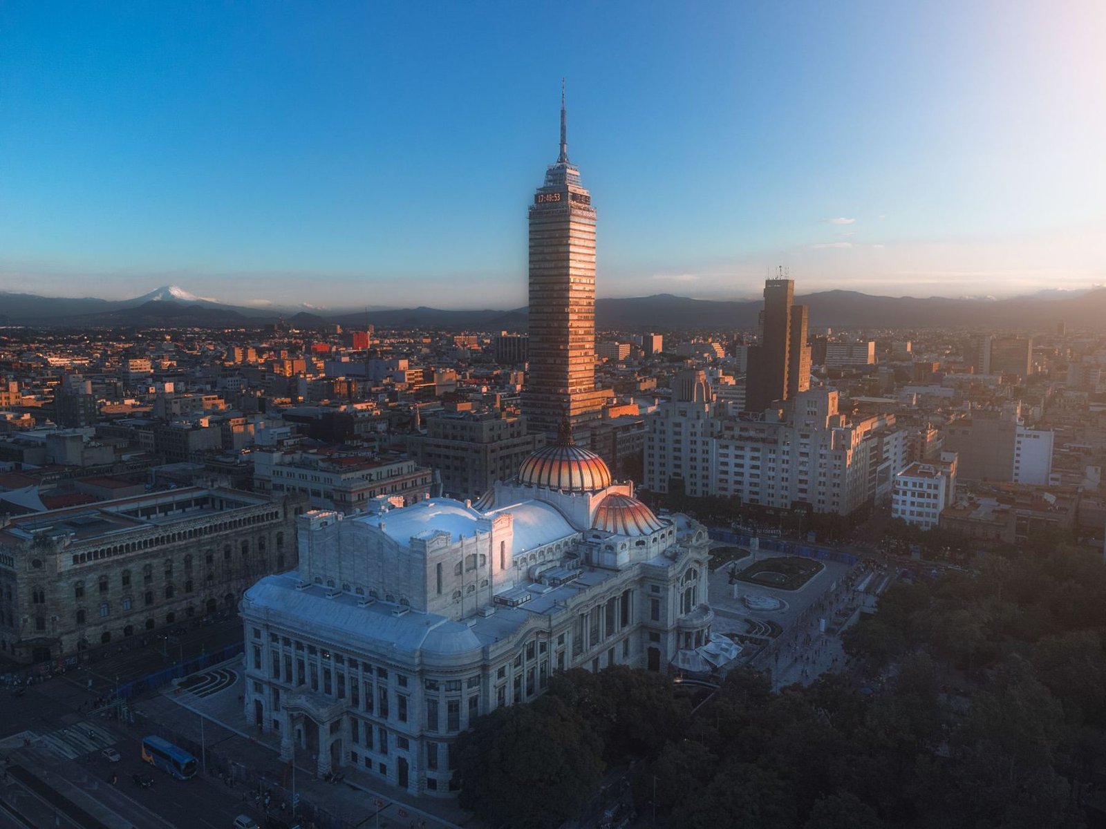 Palacio de Bellas Artes y Torre Latinoamericana en la Ciudad de México