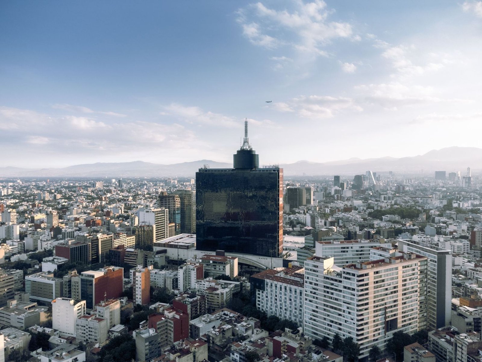 Vista aérea de la Ciudad de México con montañas al fondo