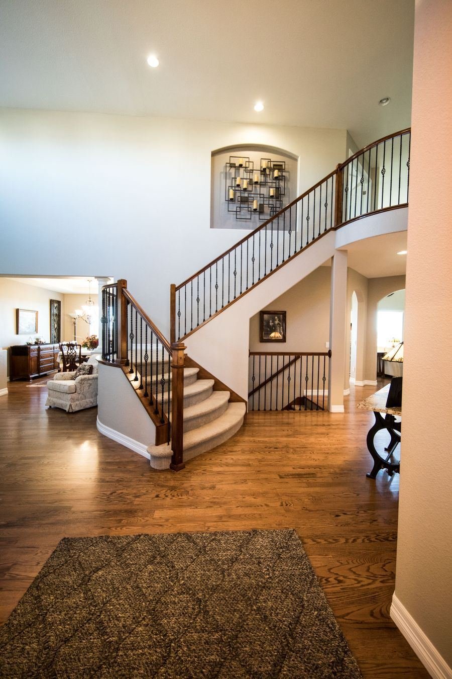 Interior de una residencia con escalera de madera