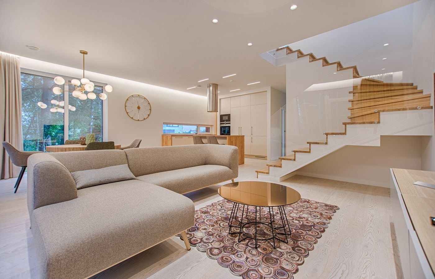 Sala amplia y luminosa de una residencia