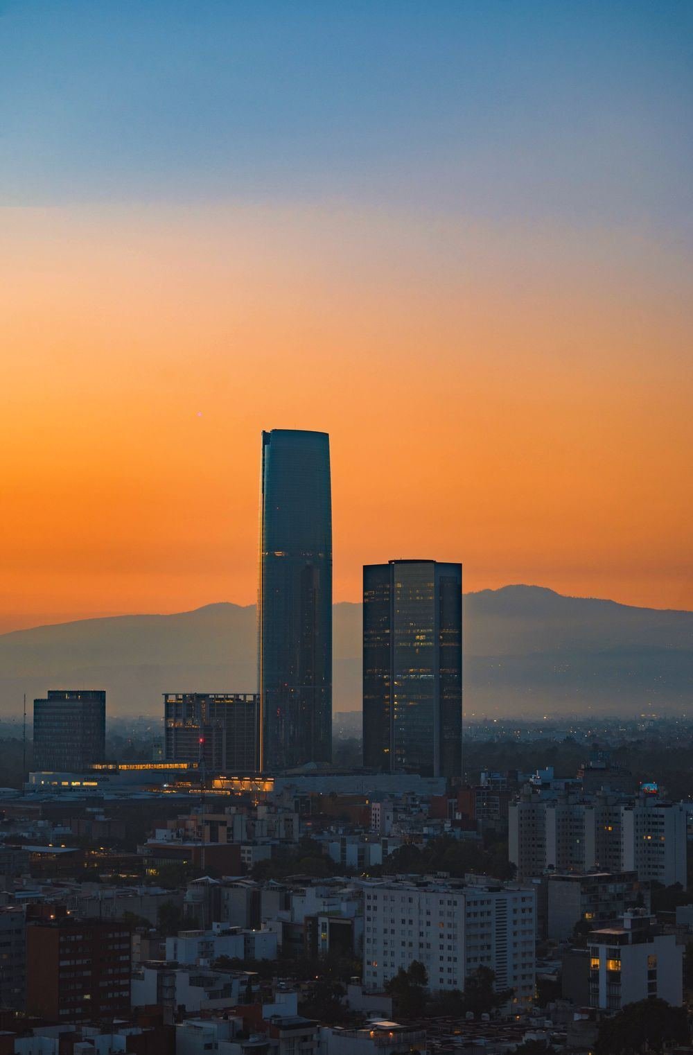 Torres de la Ciudad de México al atardecer