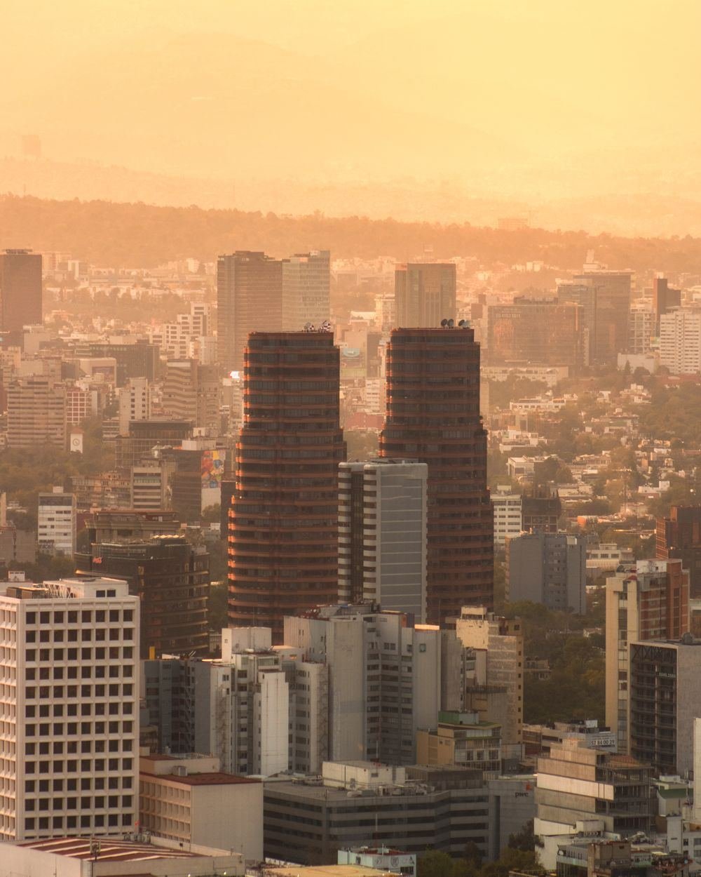 Torres de departamentos y oficinas al atardecer